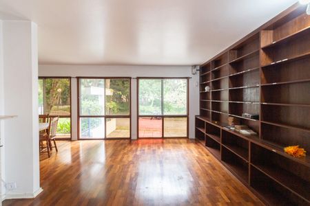 Casa para alugar com 317m², 4 quartos e 2 vagasSala