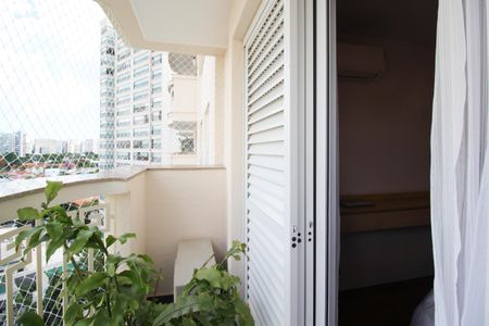 Apartamento à venda com 155m², 3 quartos e 3 vagas Apartamento à venda com 155m², 3 quartos e 3 vagasVaranda da Suíte