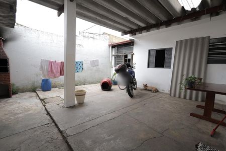 Casa à venda com 238m², 4 quartos e 6 vagas Casa à venda com 238m², 4 quartos e 6 vagasQuintal