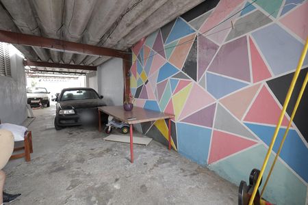 Casa à venda com 238m², 4 quartos e 6 vagas Casa à venda com 238m², 4 quartos e 6 vagasQuintal