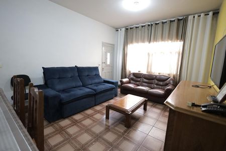 Casa à venda com 238m², 4 quartos e 6 vagas Casa à venda com 238m², 4 quartos e 6 vagasSala