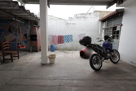 Casa à venda com 238m², 4 quartos e 6 vagas Casa à venda com 238m², 4 quartos e 6 vagasQuintal
