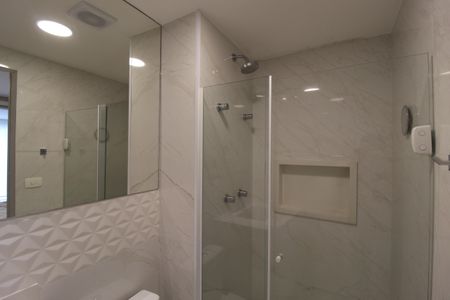 Banheiro da Suíte de apartamento para alugar com 1 quarto, 57m² em Vila Nova Conceição, São Paulo