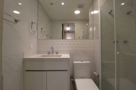 Banheiro da Suíte de apartamento para alugar com 1 quarto, 57m² em Vila Nova Conceição, São Paulo