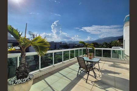 Apartamento para alugar com 300m², 4 quartos e 3 vagas Apartamento para alugar com 300m², 4 quartos e 3 vagasVaranda