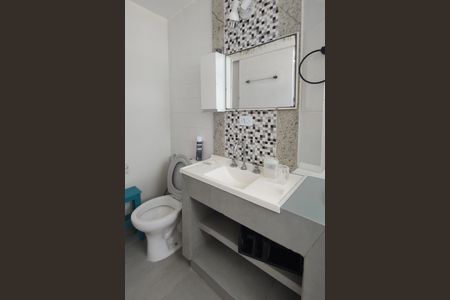 Banheiro de apartamento para alugar com 1 quarto, 52m² em Guilhermina, Praia Grande