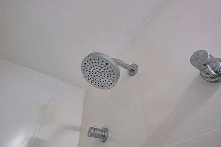 Banheiro de kitnet/studio para alugar com 1 quarto, 26m² em Perdizes, São Paulo