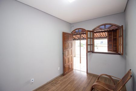 Sala de casa à venda com 3 quartos, 130m² em Kennedy, Contagem