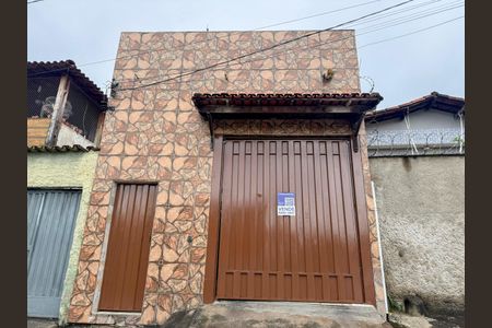 Casa à venda com 130m², 3 quartos e 2 vagas Casa à venda com 130m², 3 quartos e 2 vagasFachada