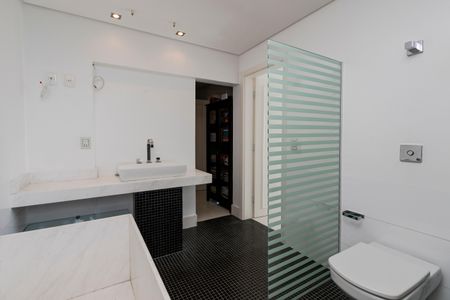 Apartamento à venda com 198m², 3 quartos e 3 vagasBanheiro da Suíte 1