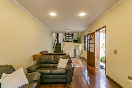 Casa para alugar com 220m², 4 quartos e 2 vagasSala