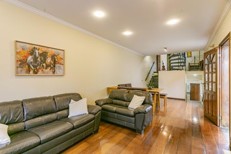 Casa para alugar com 220m², 4 quartos e 2 vagasSala