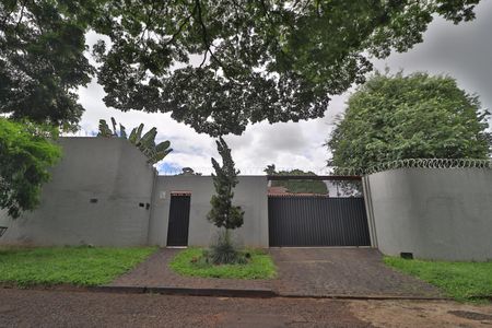 Casa para alugar com 2000m², 4 quartos e 4 vagasFachada