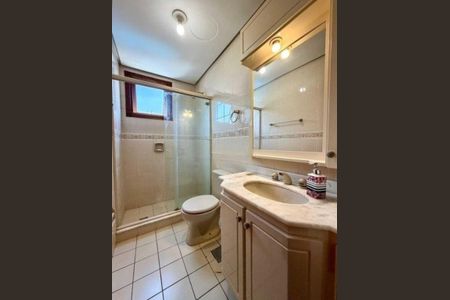 Banheiro  de apartamento para alugar com 2 quartos, 71m² em Menino Deus, Porto Alegre