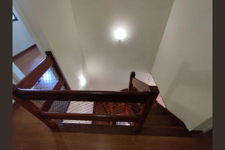 Casa à venda com 120m², 3 quartos e 2 vagas Casa à venda com 120m², 3 quartos e 2 vagasEscada