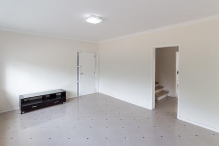 Casa para alugar com 300m², 4 quartos e 5 vagas Casa para alugar com 300m², 4 quartos e 5 vagasSala