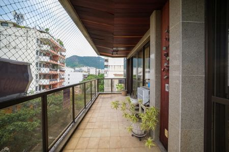 Apartamento à venda com 129m², 3 quartos e 2 vagas Apartamento à venda com 129m², 3 quartos e 2 vagasSala Varanda