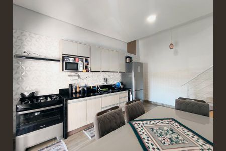 Casa à venda com 100m², 3 quartos e 4 vagas Casa à venda com 100m², 3 quartos e 4 vagasCozinha