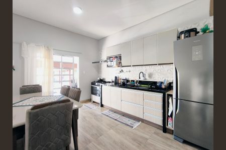 Casa à venda com 100m², 3 quartos e 4 vagas Casa à venda com 100m², 3 quartos e 4 vagasCozinha