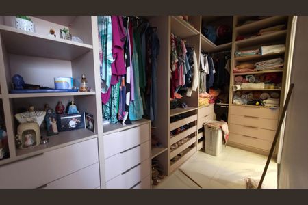 Casa de condomínio à venda com 230m², 4 quartos e 2 vagasCloset 