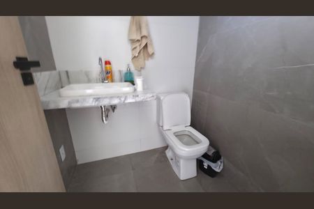 Casa de condomínio à venda com 230m², 4 quartos e 2 vagasLavabo