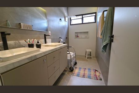 Casa de condomínio à venda com 230m², 4 quartos e 2 vagas Banheiro  1