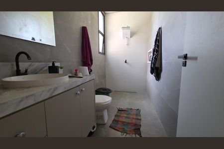 Casa de condomínio à venda com 230m², 4 quartos e 2 vagasBanheiro 2