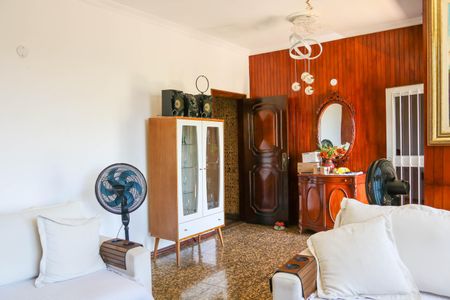 Casa à venda com 180m², 4 quartos e 2 vagas Casa à venda com 180m², 4 quartos e 2 vagasSala