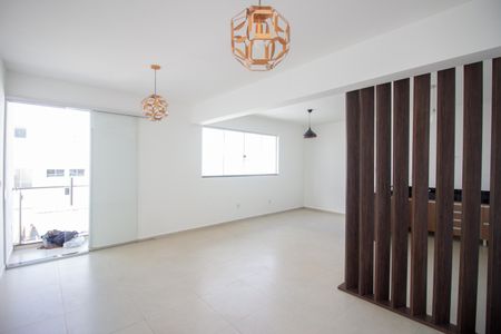 Sala de casa de condomínio para alugar com 2 quartos, 90m² em Chácara Cotia, Contagem