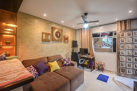 Casa à venda com 89m², 2 quartos e 2 vagasSala