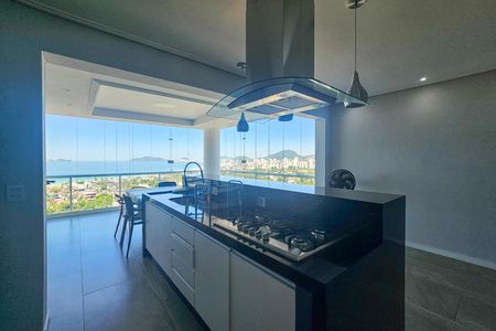 cozinha de apartamento para alugar com 3 quartos, 101m² em Parque Enseada, Guarujá