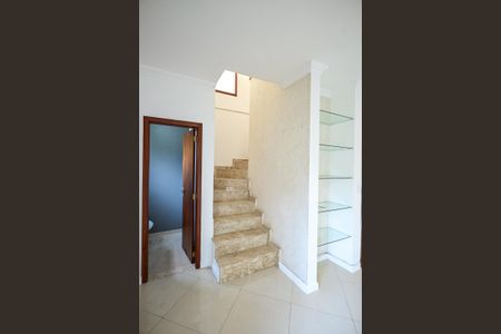 Escada de casa de condomínio para alugar com 3 quartos, 104m² em Parque Assuncao, Taboão da Serra