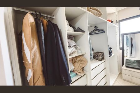 Apartamento à venda com 70m², 2 quartos e 2 vagas Apartamento à venda com 70m², 2 quartos e 2 vagasCloset da suíte