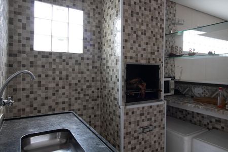 Casa à venda com 200m², 4 quartos e 2 vagas Casa à venda com 200m², 4 quartos e 2 vagaschurrasqueira