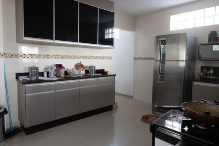 Casa à venda com 200m², 4 quartos e 2 vagas Casa à venda com 200m², 4 quartos e 2 vagasCozinha