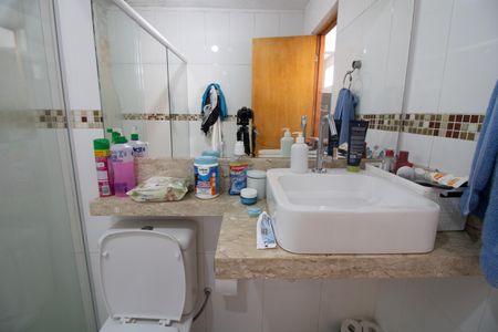 Casa à venda com 200m², 4 quartos e 2 vagas Casa à venda com 200m², 4 quartos e 2 vagasBanheiro 2