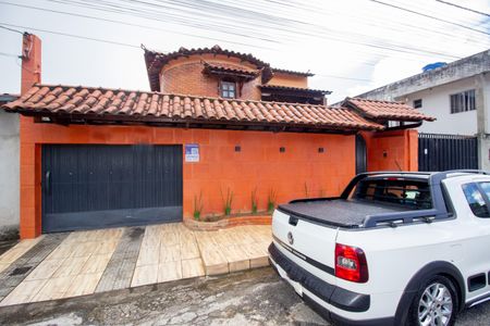 Casa à venda com 283m², 4 quartos e 4 vagasFachada