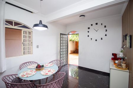 Casa à venda com 283m², 4 quartos e 4 vagasCozinha e Área de Serviço