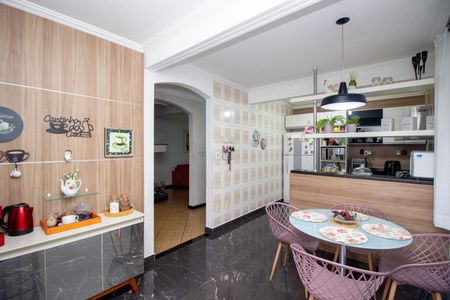 Casa à venda com 283m², 4 quartos e 4 vagasCozinha e Área de Serviço