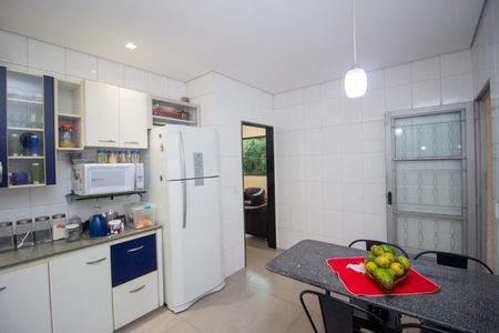 Casa à venda com 248m², 3 quartos e 2 vagasCozinha e Área de Serviço