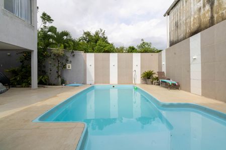 Casa para alugar com 360m², 4 quartos e 1 vaga Casa para alugar com 360m², 4 quartos e 1 vagaPiscina