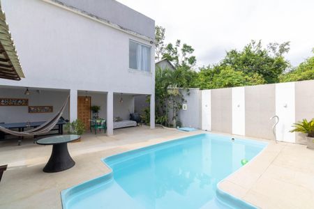 Casa para alugar com 360m², 4 quartos e 1 vaga Casa para alugar com 360m², 4 quartos e 1 vagaPiscina