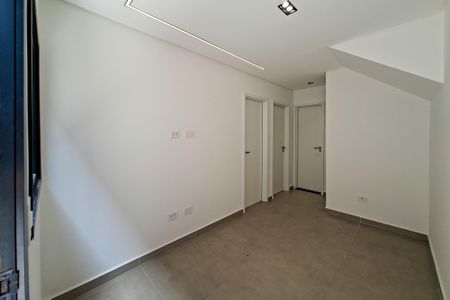 Sala de casa de condomínio para alugar com 2 quartos, 45m² em Maracanã, Praia Grande