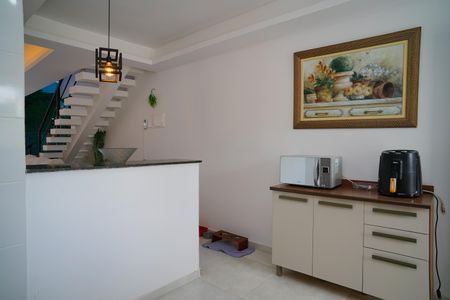 Cozinha de casa de condomínio para alugar com 2 quartos, 87m² em Itaupuaçu, Maricá