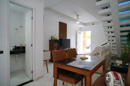 Sala de casa de condomínio para alugar com 2 quartos, 87m² em Itaupuaçu, Maricá