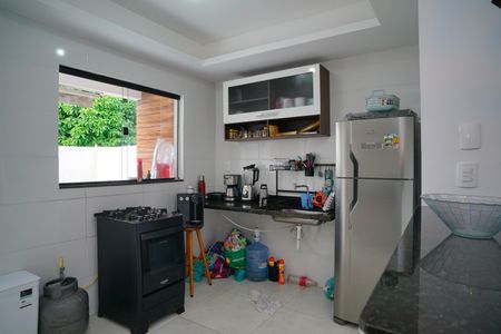 Cozinha de casa de condomínio para alugar com 2 quartos, 87m² em Itaupuaçu, Maricá