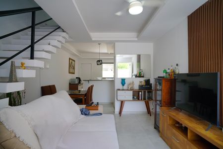 Sala de casa de condomínio para alugar com 2 quartos, 87m² em Itaupuaçu, Maricá