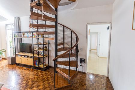 Apartamento para alugar com 280m², 3 quartos e 2 vagas Apartamento para alugar com 280m², 3 quartos e 2 vagasEscada de Acesso a Cobertura