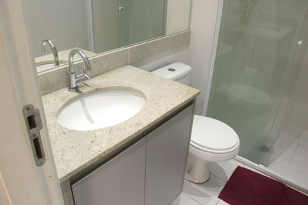 Banheiro de kitnet/studio para alugar com 1 quarto, 54m² em Gonzaga, Santos