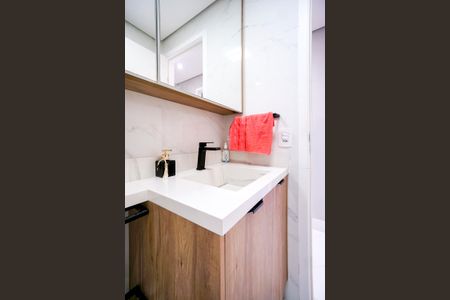 Banheiro social de apartamento à venda com 3 quartos, 71m² em Vila Esperança, São Paulo